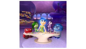 ジョイ〈喜び〉（中央）、アンガー<怒り>（左端）、ディスガスト<嫌悪>（左から2番目）、フィアー<恐れ>（右から2番目）、そしてサッドネス<悲しみ>（右）／『インサイド・ヘッド』（C）2014 Disney/Pixar. All Rights Reserved.