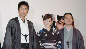 『ICHI』完成披露舞台挨拶。左から大沢たかお、綾瀬はるか、曽利文彦監督。