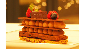 ほろ苦いショコラとフランボワーズの甘酸っぱさが絶妙なハーモニーを奏でるクリスマス限定のオリジナルケーキ。