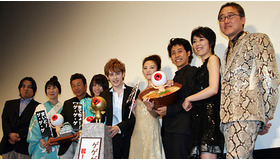 『ゲゲゲの鬼太郎　千年呪い歌』初日舞台挨拶にて（左から）本木克英監督、室井滋、間寛平、北乃きい、ウエンツ瑛士、田中麗奈、大泉洋、寺島しのぶ、佐野史郎