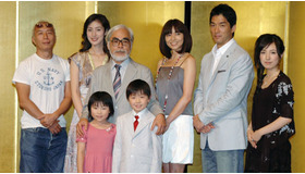 『崖の上のポニョ』初日舞台挨拶および記者会見に出席した監督と声優陣。（後列左から）所ジョージ、天海祐希、宮崎駿監督、山口智子、長嶋一茂、柊瑠美、（前列左から）奈良柚莉愛、土井洋輝。