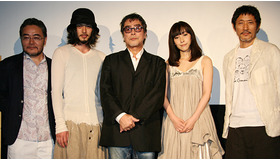 『たみおのしあわせ』初日舞台挨拶にて（左から）岩松了監督、オダギリジョー、原田芳雄、麻生久美子、小林薫