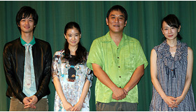 『百万円と苦虫女』初日舞台挨拶にて（左から）竹財輝之助、蒼井優、ピエール瀧、タナダユキ監督