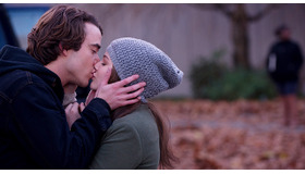 ジェイミー・ブラックリー＆クロエ・グレース・モレッツ／『イフ・アイ・ステイ 愛が還る場所』-(C)  2014 Warner Bros. Ent. and Metro-Goldwyn-Mayer Pictures Inc. All rights Reserved.