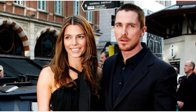 『ダークナイト』のロンドンプレミアに出席したクリスチャン・ベイル夫妻　-(C) Getty Images/AFLO