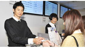 劇場スタッフ働く向井理＆片桐はいり／『小野寺の弟・小野寺の姉』舞台挨拶