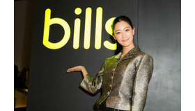 「bills」in Seoulのオープニングレセプションパーティに訪れたクララ。