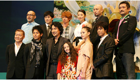 『パコと魔法の絵本』完成披露会見（前列左より）國村準、妻夫木聡、役所広司、アヤカ・ウィルソン、土屋アンナ、上川隆也（後列左より）中島哲也監督、劇団ひとり、加瀬亮、小池栄子、山内圭哉、後藤ひろひと