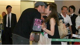 成田空港でファンの熱いラブコールに応えるジェイソン・ルイス