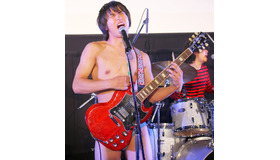 パンツ一丁で熱唱する野村周平／『日々ロック』完成披露試写会