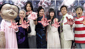 『赤んぼ少女』初日舞台挨拶にて（左から）生田悦子、斎藤工、浅野温子、水沢奈子、野口五郎、楳図かずお