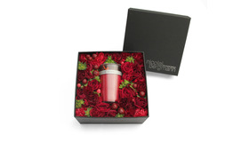 レッドフラワーとニコライ バーグマンのコラボレーションによるクリスマス限定商品。「ペタルトップキャンドル イン フレッシュフラワーボックス」 イタリアンブラッドオレンジの香り。11,340円。