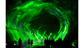 庭園内の幽翠池付近で行われる「森のオーロラ」