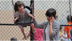 ケイティ親子の公園でのひととき　愛娘・スイはブランコに夢中 -(C) Splash/AFLO