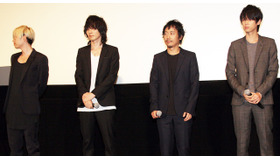 緊張の面持ちで舞台に立つ、「BUMP OF CHICKEN」メンバー／『寄生獣』ワールドプレミア