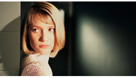 『嗤う分身』-(C) Channel Four Television Corporation, The British Film Institute, Alcove Double Limited 2013