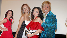 「I am キャリー！選手権」優勝者（中央）を囲むSHEILAとおぐねー。