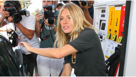 パパラッチに囲まれながら給油を行うシエナ。  -(C) Splash/AFLO