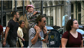 2007年9月、N.Y.のソーホーで散歩するヒースとマチルダ　-(C) AFLO