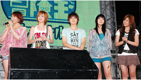 左からSunday、Lina、小池徹平、Dana、Stephanie。