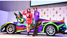 1,600万円の「エヴァ」デザインスーパーカーに大興奮の加藤夏希＆DAIGO