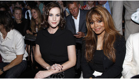 ディオールの2000年春夏コレクションに参加したリヴ・タイラーとジャネット・ジャクソン　-(C) Getty Images/AFLO