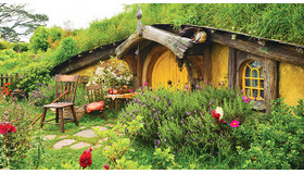ホビット庄-(C) “Hobbiton Movie Set Tours” for Hobbiton