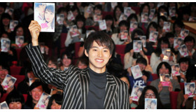 “壁ドン”の立役者・山崎賢人／『L・DK』ハイタッチ会