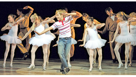 現在のビリー役エリオット・ハンナ／『ビリー・エリオット ミュージカルライブ／リトル・ダンサー』　(C) 2014 UNIVERSAL CITY STUDIOS LLC.ALL RIGHTS RESERVED.BILLY ELLIOT THE MUSICAL IS BASED ON THE UNIVERSAL PICTURES/ STUDIO CANAL FILM