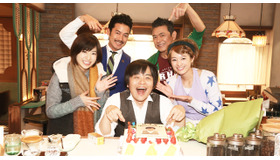 竹野内豊（主人公・枝分役）＆バカリズム（カフェ店長・迫田役）＆南沢奈央（夏希役）＆清野菜名（カンナ役）＆升毅（標役）／サプライズ誕生日 in 「素敵な選TAXI」ロケ現場