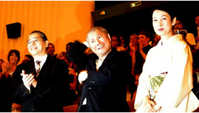 スタンディング・オベーションに応える北野武監督と樋口可南子、森プロデューサー。　photo：Ayako Ishizu
