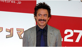 『アイアンマン』の記者会見に出席したロバート・ダウニーJr.