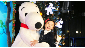 熱烈ハグする、本田望結ちゃん＆スヌーピー／TOHOシネマズ×『I LOVE スヌーピー THE PEANUTS MOVIE』クリスマスツリー・イルミネーション点灯式