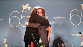 審査委員長のヴィム・ヴェンダース監督（左）とミッキー・ローク　photo：Ayako ishizu