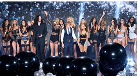 中央でデレデレするエド・シーラン-(C) Getty Images