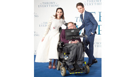 エディ・レッドメイン＆フェリシティ・ジョーンズ＆スティーヴン・ホーキング博士／『博士と彼女のセオリー』ロンドン・プレミア　(c)UNIVERSAL PICTURES