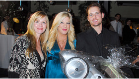 2007年2月出産前のトーリ・スペリング（中央）のお祝いに駆けつけたジェニー・ガース（左）とピーター・ファシネリ　-(C) AFLO