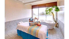 「urumoSpa」のジャグジーバス付きスパスイートルーム。マリンリゾートの明るく開放的なムードを満喫できるトリートメントルーム。