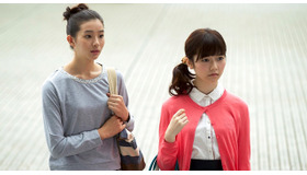 島崎遥香＆足立梨花／『劇場霊』　ｰ（C）2015『劇場霊』製作委員会