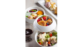 有田焼の球型三段のお重で提供されるモダンなアフタヌーンティーセット。ボリューミーな内容で心も体も大満足！