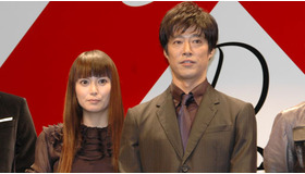 『容疑者Xの献身』完成披露試写会に出席した堤真一と柴咲コウ。