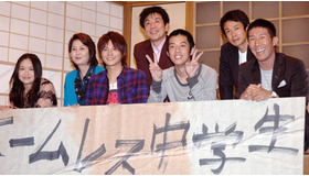 『ホームレス中学生』完成披露舞台挨拶。左から池脇千鶴、古手川祐子、小池徹平、イッセー尾形、西野亮廣（キングコング）、古厩智之監督、田村裕（麒麟）。