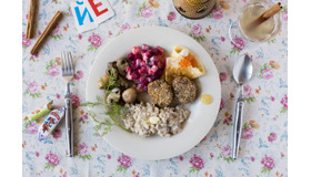 「ワールド・ブレックファスト・オールデイ」でロシアの朝ごはんを特集。ロシアの朝ごはんは、カーシャやブリヌイ、カトレータなど、未知のメニュー満載のワンプレートに仕上がった。