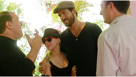 2007年9月、ラブラブで歩くスカーレット・ヨハンソンとライアン・レイノルズ　-(C) Splash/AFLO