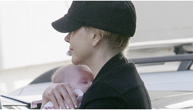 先週、ロンドンで愛娘と仲良く散歩する姿を見せたニコール・キッドマン　-(C) AFLO