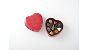 ピエール マルコリーニ 2015年バレンタイン商品　「バレンタイン セレクション 9個入り」3,371円。真っ赤なハート型の期間限定パッケージに9種のプラリーヌを詰めたバレンタインアソートメント。定番ショコラに加えて、ハート形の新作3種が入っている。