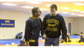 スティーヴ・カレル＆チャニング・テイタム／『フォックスキャッチャー』　（c）MMXIV FAIR HILL LLC. ALL RIGHTS RESERVED.