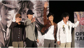 オープン・トークで大声援を浴びる『The Good, The Bad, The Weird』の面々。（左から）キム・ジウン監督、チョン・ウソン、イ・ビョンホン、ソン・ガンホ。　photo：Ayako Ishizu