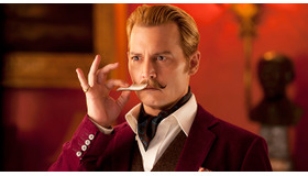 『チャーリー・モルデカイ　華麗なる名画の秘密』-(C) 2014 Lions Gate Entertainment Inc. All Rights Reserved.