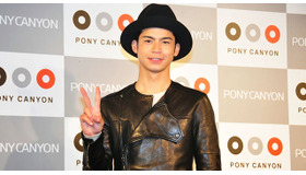 照れ笑を浮かべる、“てっちゃん”こと菅谷哲也／DVD「裸の時間～若き才能～ 俳優・菅谷哲也」発売記念トーク＆握手会